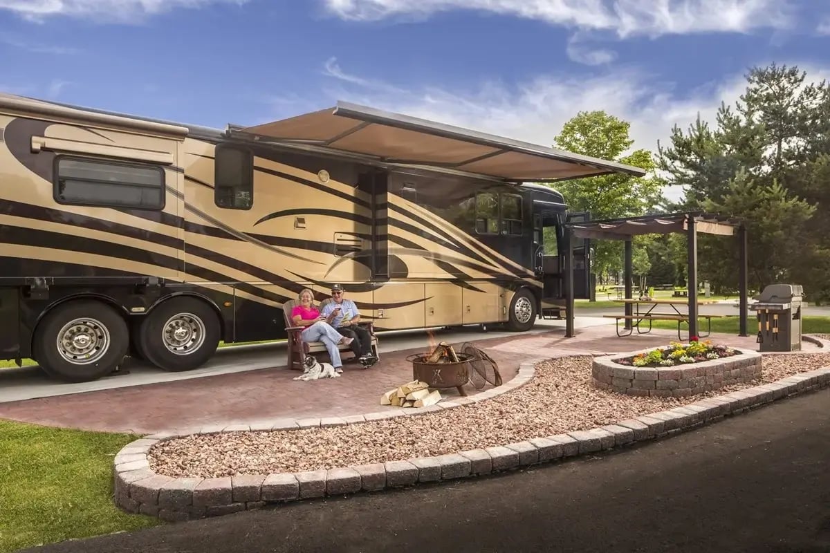 hero-snowbirds-deluxe-patio-site